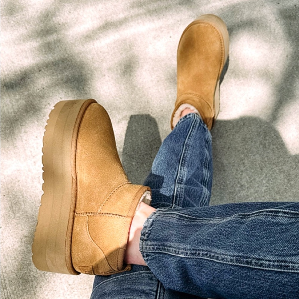 UGG- Woman’s classic mini platform boot